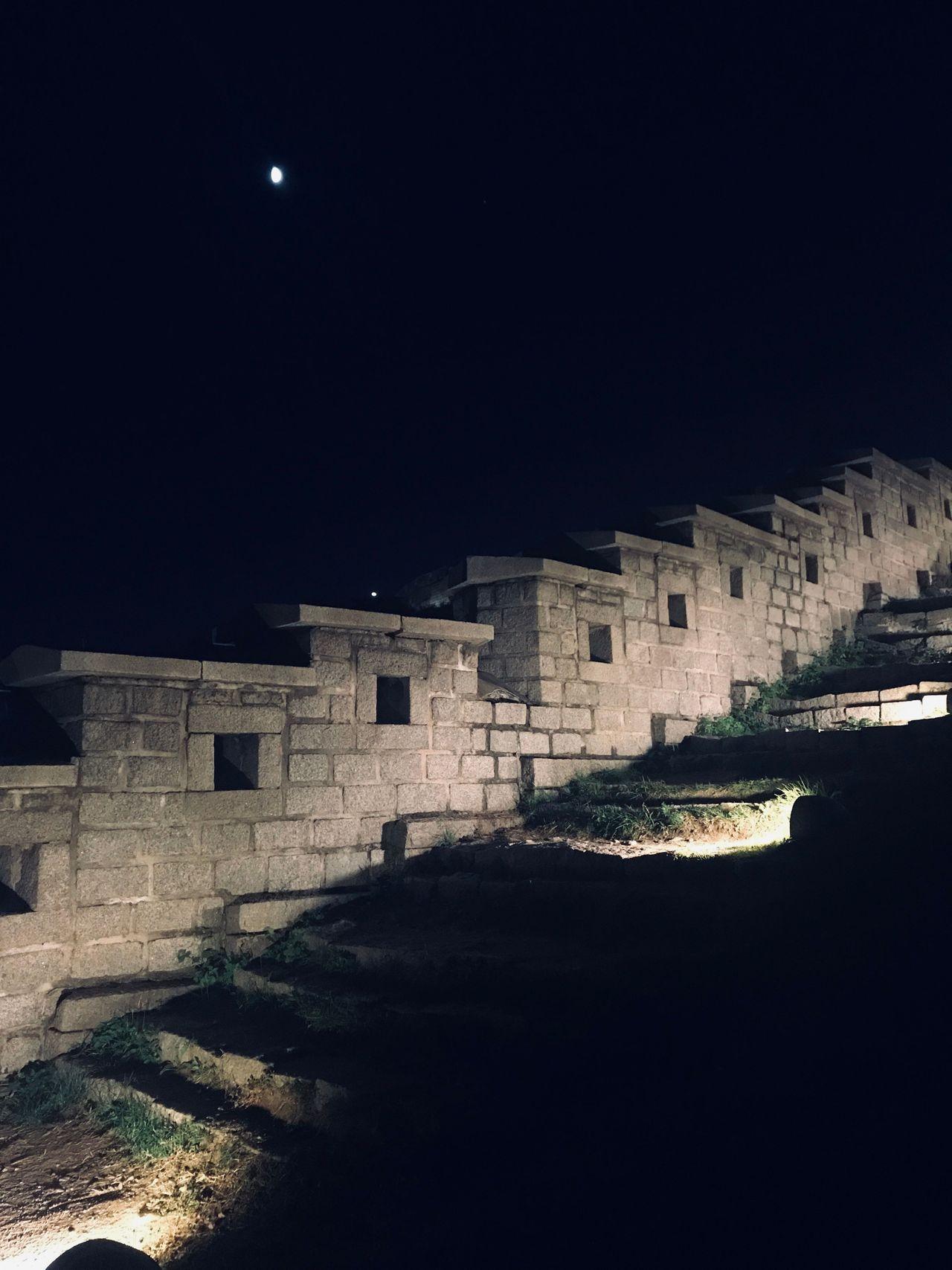 骆山公园的长城墙在夜晚微妙的灯光下显得尤为浪漫和神秘。